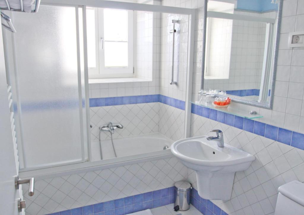 Hotel Kozana Dobrovo Quarto foto